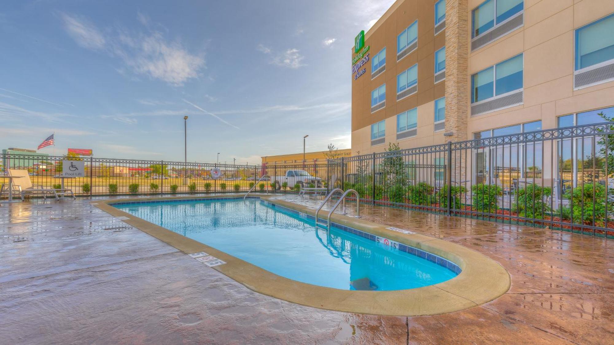 Holiday Inn Express & Suites Tulsa Midtown By Ihg Exterior foto